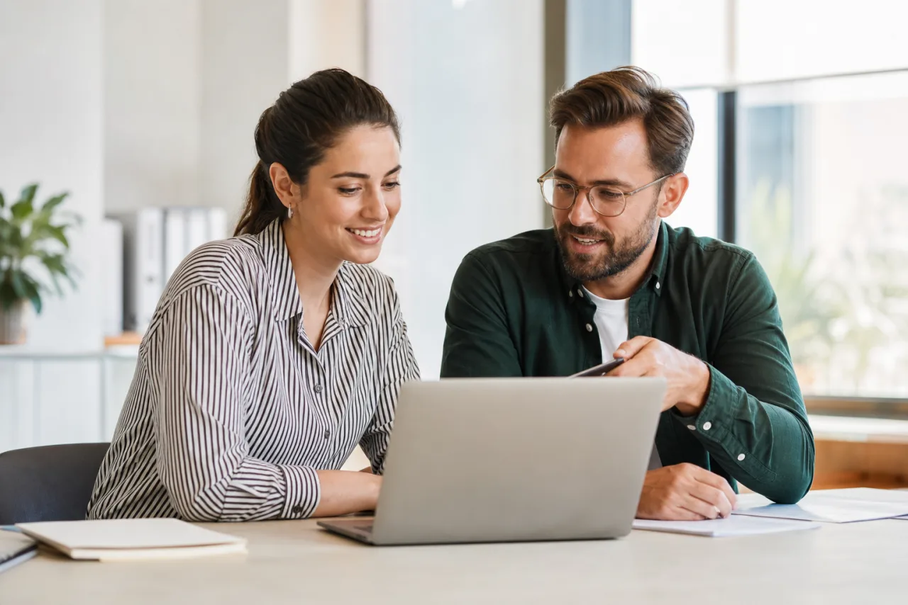 Twee collega's overleggen over hun linkbuilding-strategie